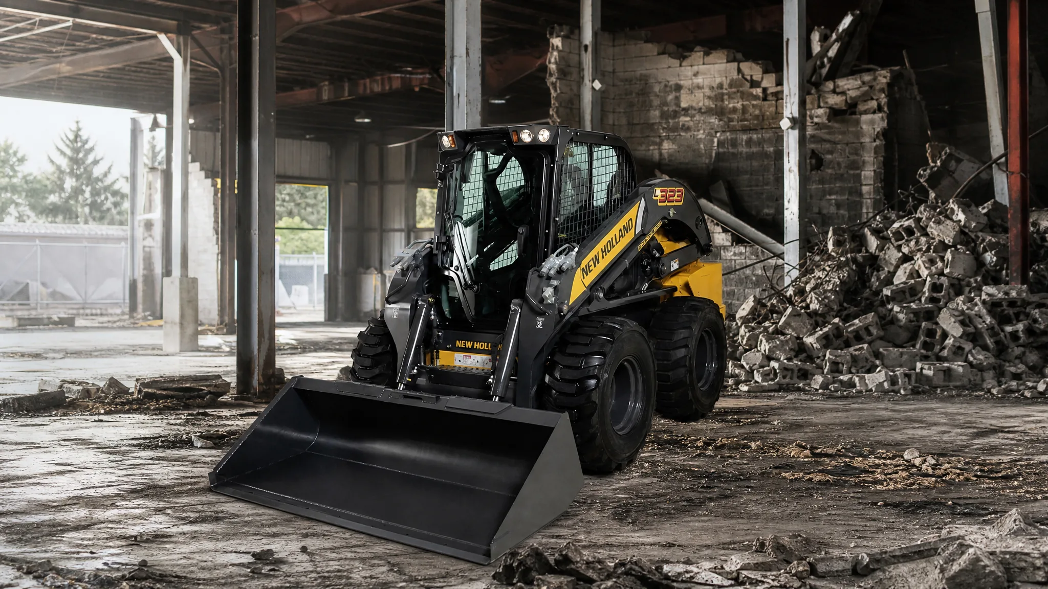 Minicargadora New Holland L323 — Demolición ligera y escombro
