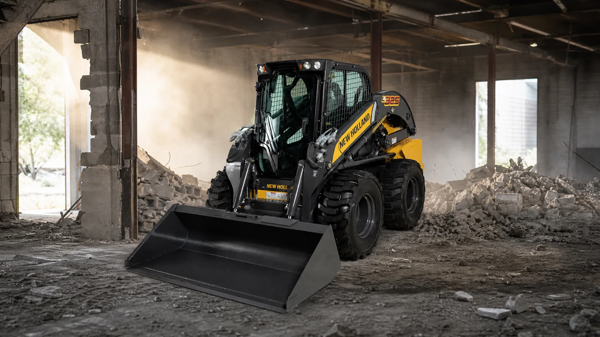 Minicargadora New Holland L325 — Demolición ligera y escombro
